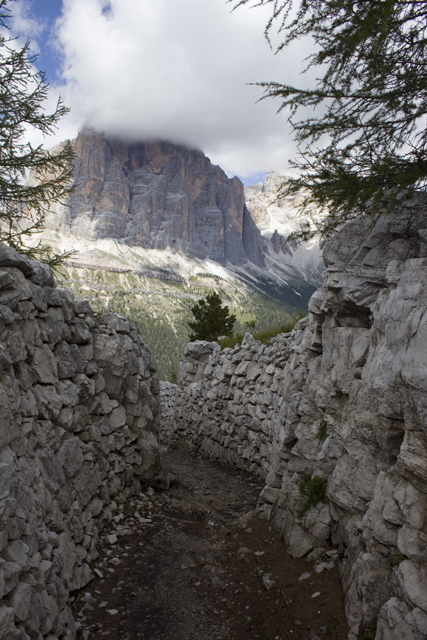 2011-08-16_10-50-47 cadore.jpg - Schtzengraben unterhalb der Cinque Torri, im Hintergrund der Tofana de Rozes